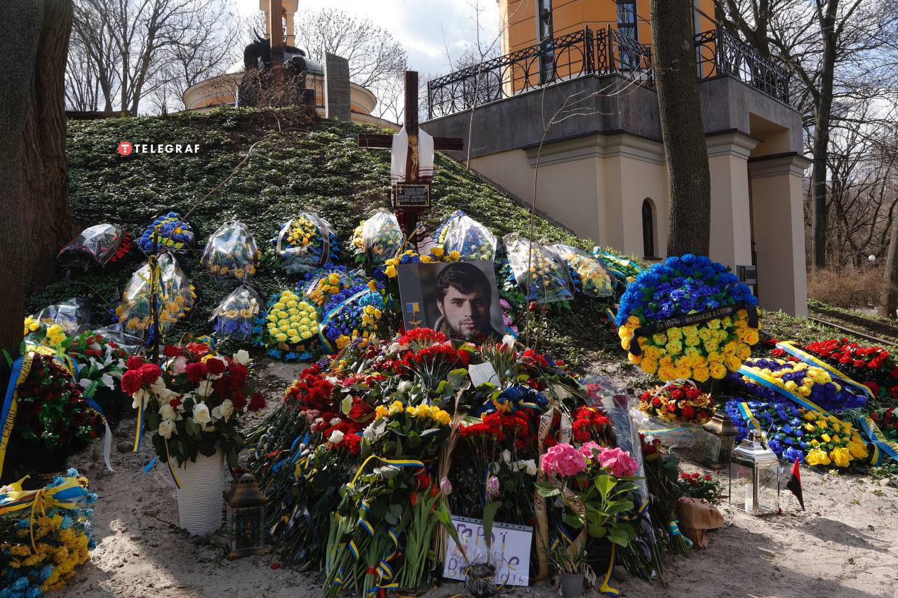 Україна не забуде Героїв: який вигляд має могила легендарного “Да Вінчі” (фото) ➤ Prozoro.net.ua