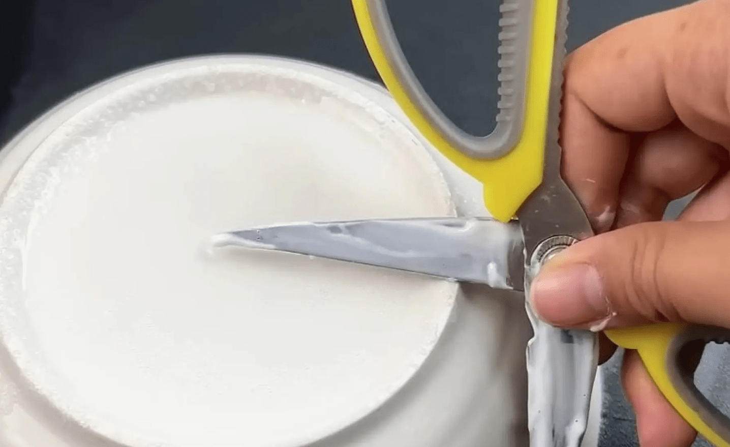 Одна хитрість допоможе заточити іржаві ножиці: треба тільки зубна паста ➤ Prozoro.net.ua