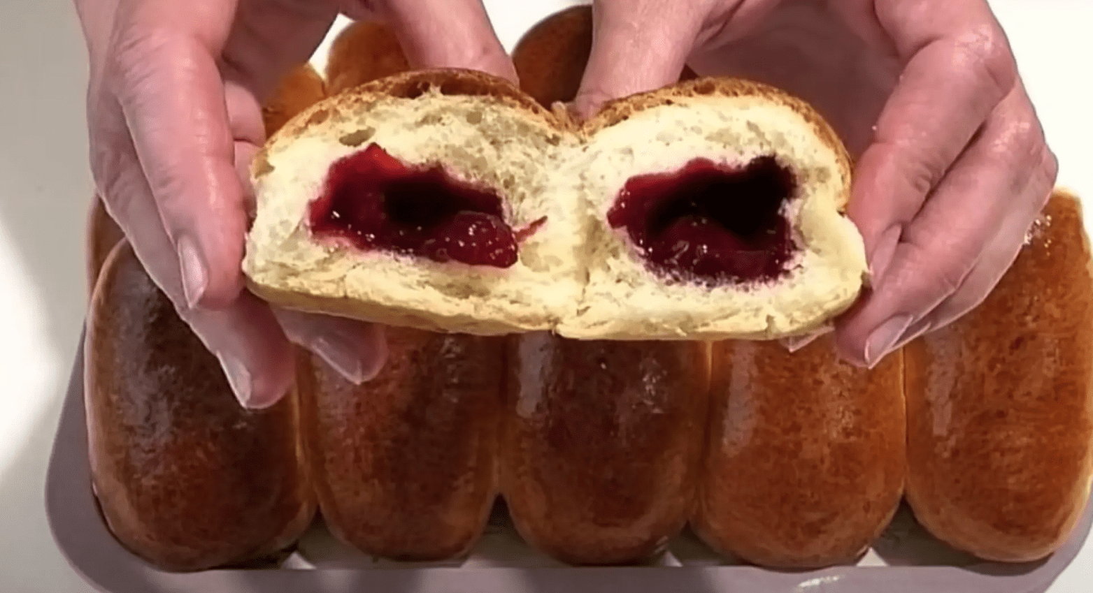 Пухкі та рум’яні пиріжки з вишнями “навиворіт”: як приготувати ➤ Prozoro.net.ua