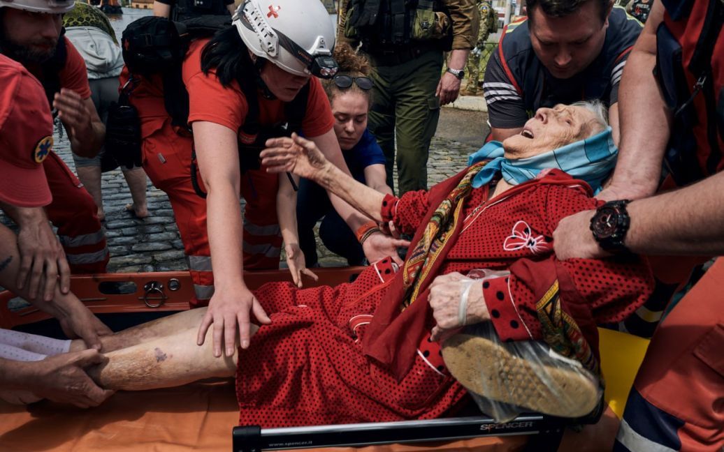 “Я вам умру!”: у затопленому Херсоні врятували 96-річну бабусю ➤ Prozoro.net.ua
