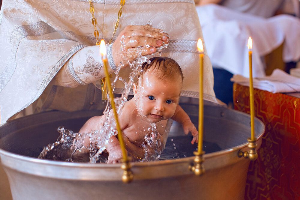 Коли хрестити дитину у 2023 році: названі “щасливі” дні