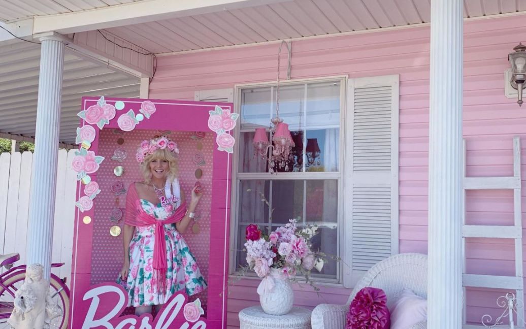54-річна американка живе як Барбі в рожевому будинку (фото)