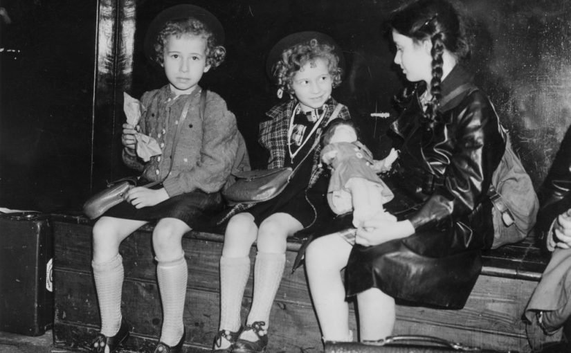 Розкрито таємницю культового фото з дівчатами, які врятувалися від Голокосту ➤ Prozoro.net.ua