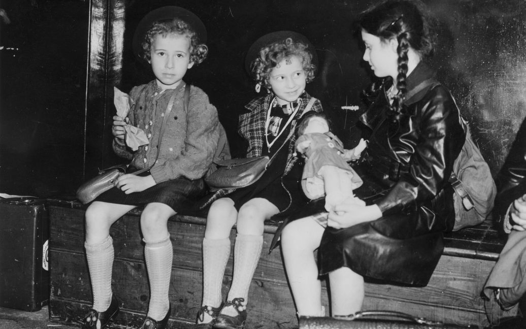 Розкрито таємницю культового фото з дівчатами, які врятувалися від Голокосту ➤ Prozoro.net.ua