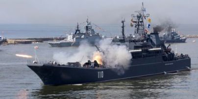 Армія РФ почала фарбувати кораблі у чорний колір: розкрито задум окупантів