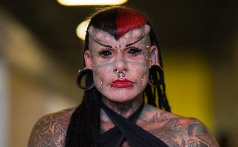 Жінка-вампір зробила 49 модифікацій тіла: встановила роги, ікласті зуби та чорні очі. Фото ➤ Prozoro.net.ua