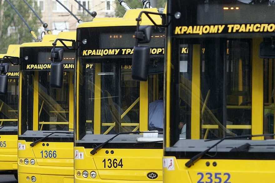 У Києві чоловік атакував автобус із пасажирами: фото