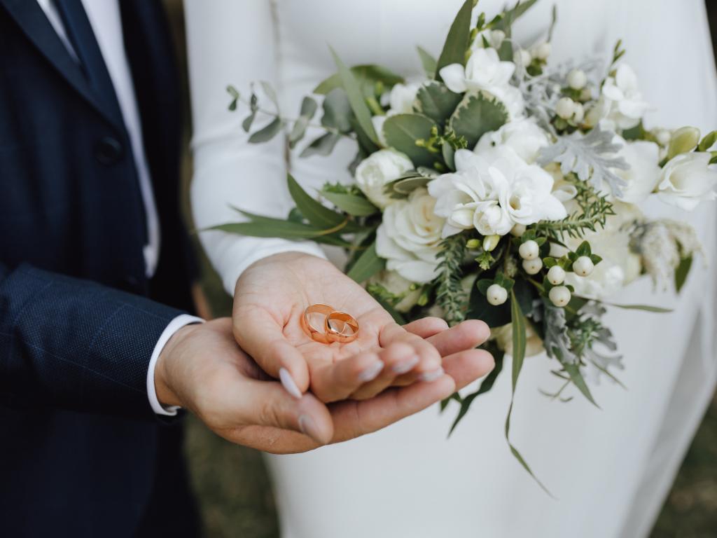 41-річна жінка вийшла заміж за сина найкращої подруги