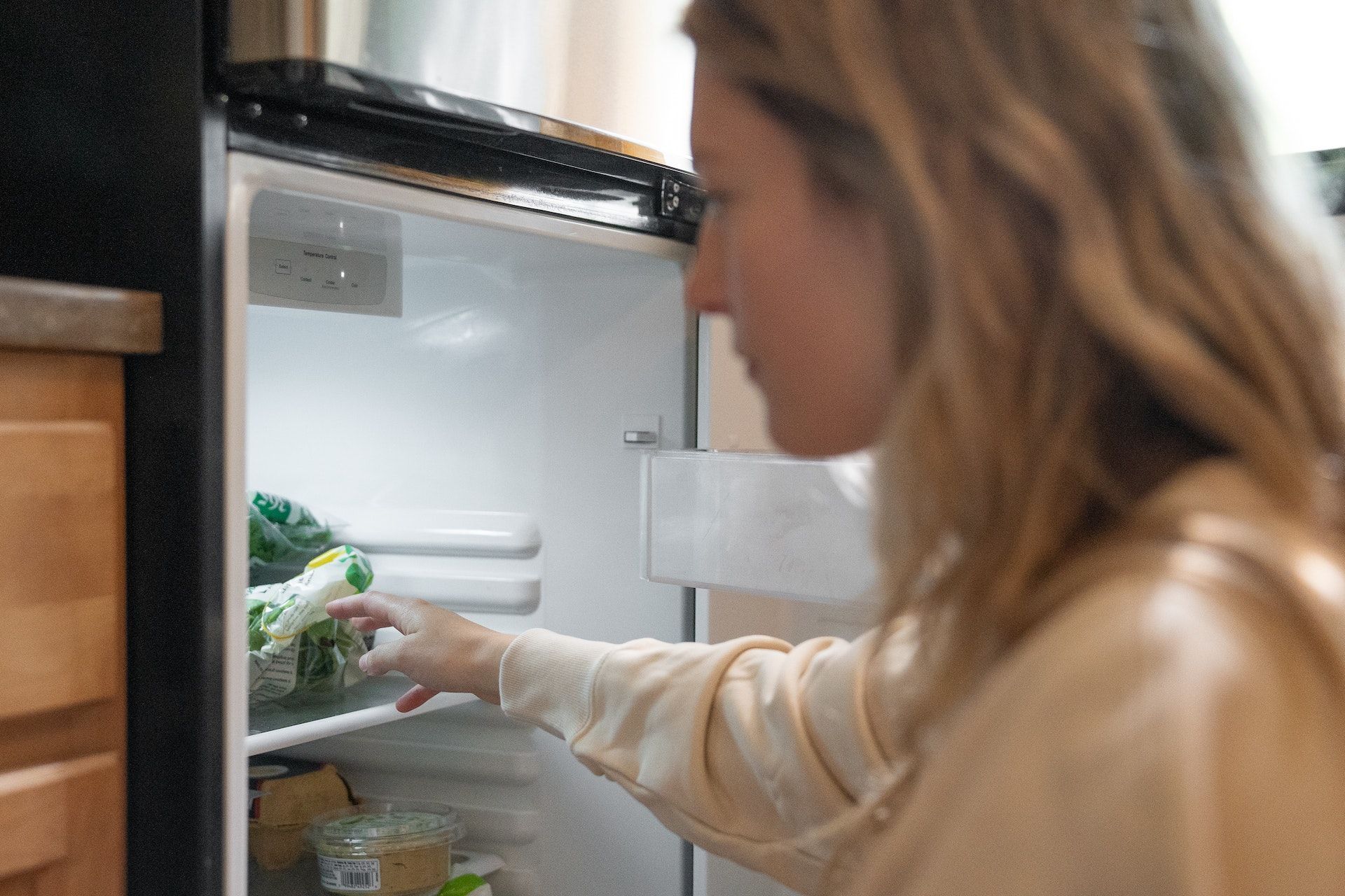 Навіщо класти гроші у дверцята холодильника: відповідь здивує