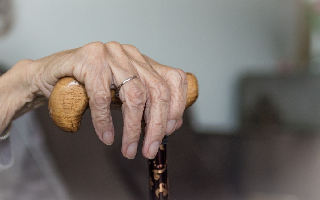 Пенсіонерка 40 років носила ненароджений плід всередині: фото