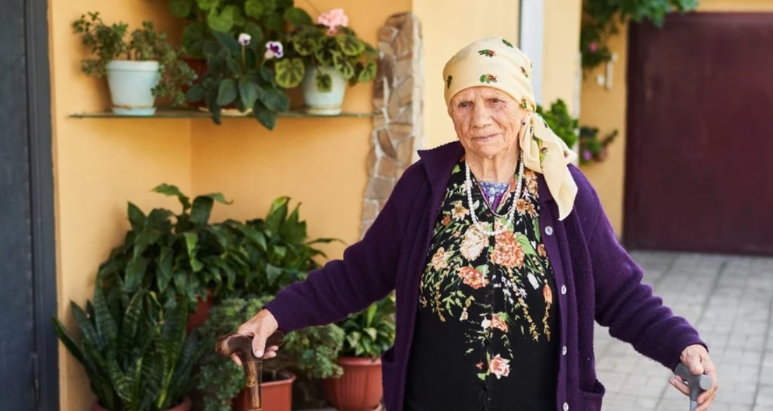 103-річна жінка плете кікімори на фронт: фото ➤ Prozoro.net.ua