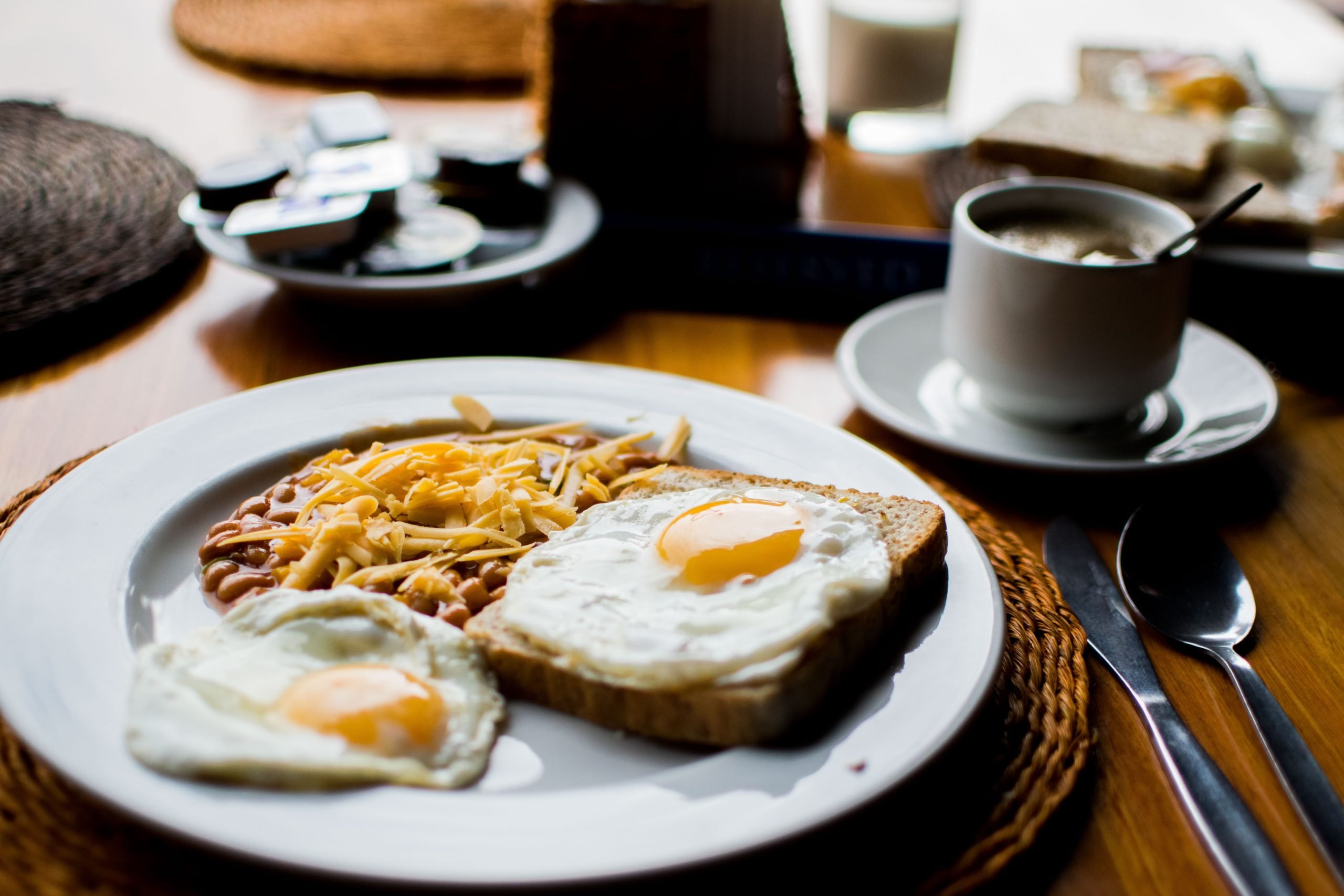 Дієтологи зʼясували, в який час краще снідати й чим