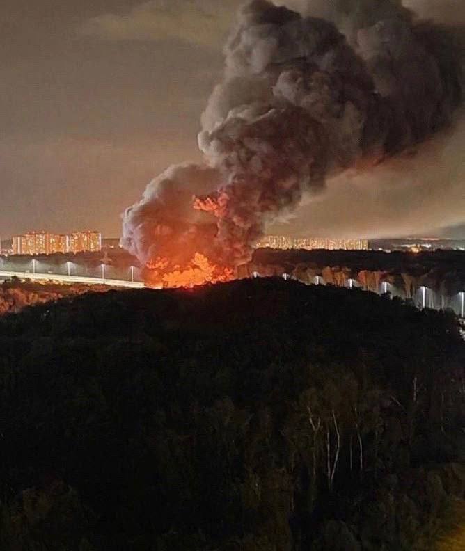 Потужна пожежа спалахнула у підмосковному Одінцово: відео
