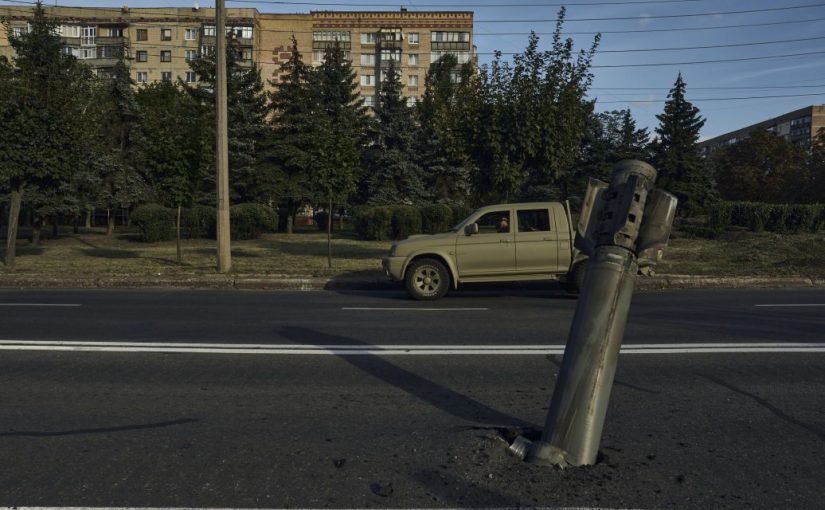 У Краматорську жінка робила селфі з ракетою: фото ➤ Prozoro.net.ua