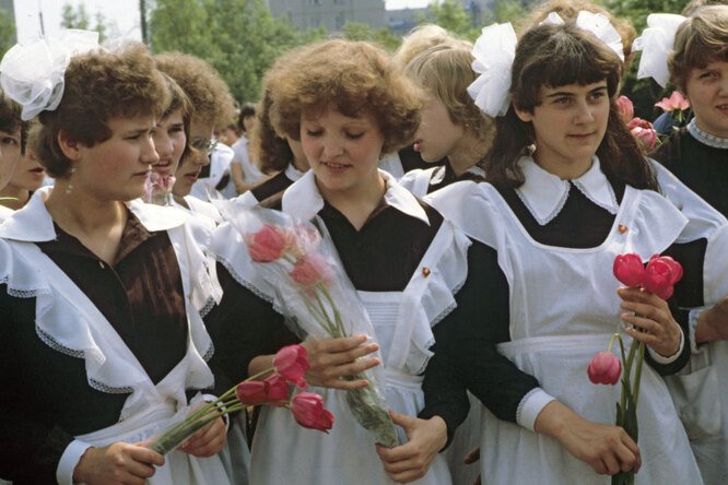 Школярки вдягли форму часів СРСР й поставили на вуха всі Чернівці ➤ Prozoro.net.ua