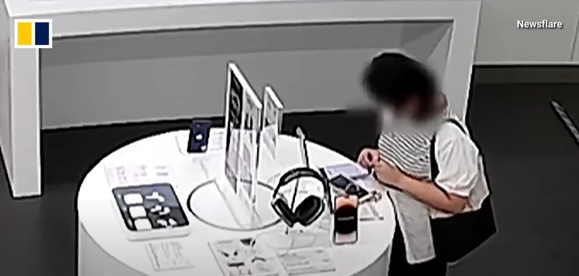 Жінка в Китаї перегризла дріт, щоб поцупити iPhone 14: відео