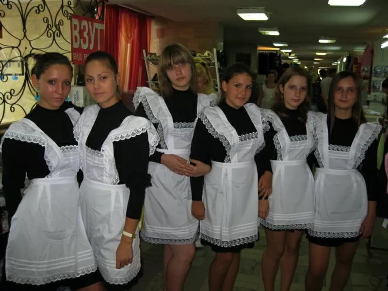 Школярки вдягли форму часів СРСР й поставили на вуха всі Чернівці