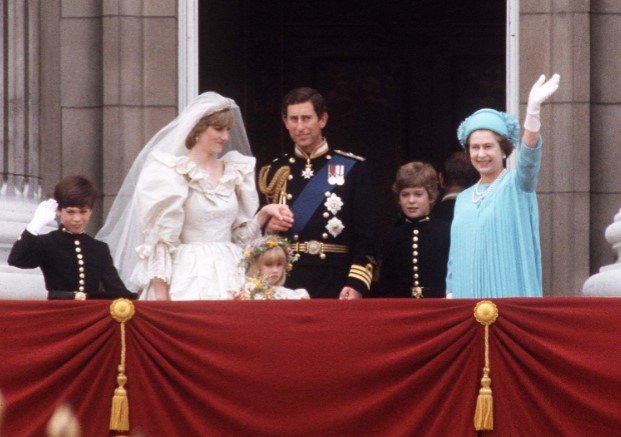 Чому поява королеви Єлизавети II у синьому вбранні виявлялася поганою ознакою ➤ Prozoro.net.ua