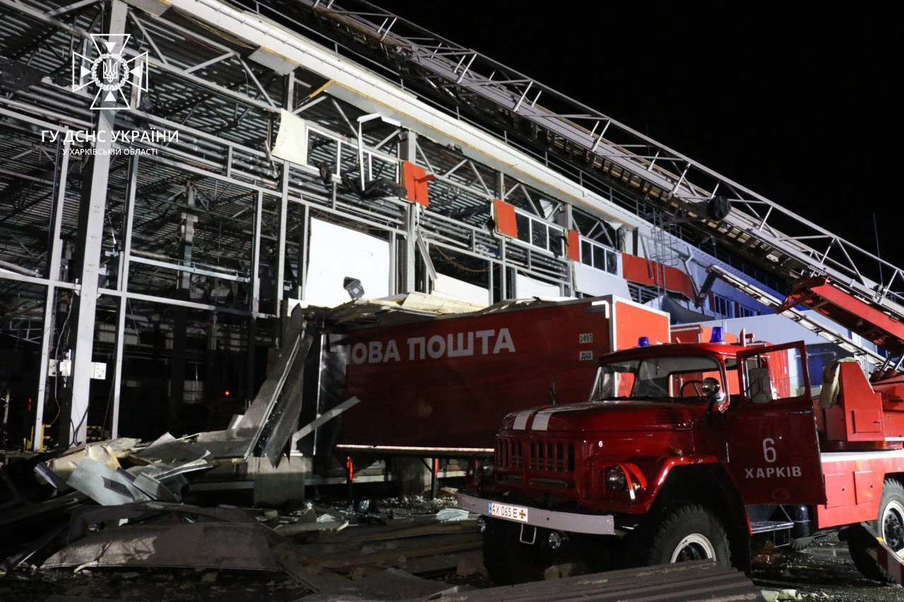 Нова пошта показала фото вантажівок зі зруйнованого термінала