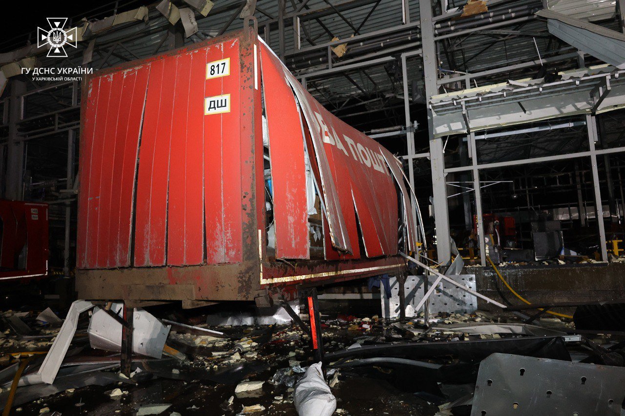 Нова пошта показала фото вантажівок зі зруйнованого термінала