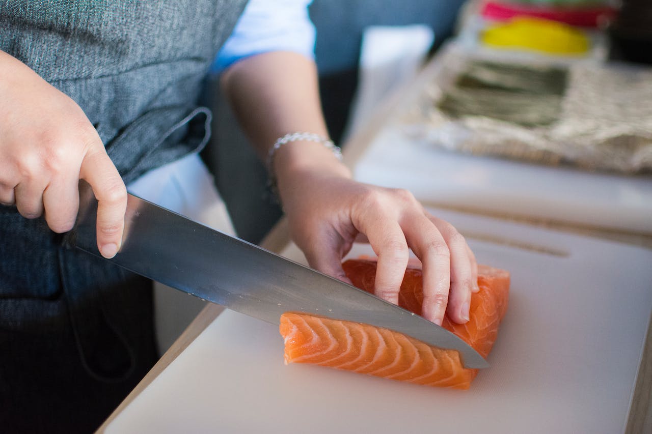 Кухарка приготувала лосося у посудомийці: відео