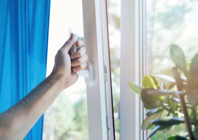 Як зберегти тепло та заощадити: лайфгаки з утеплення вікон