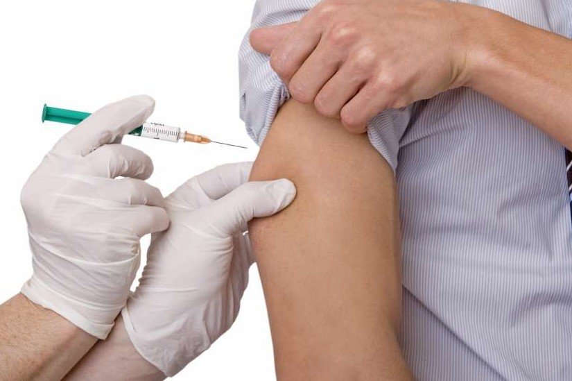 Дорослим теж потрібні вакцини: як вберегти життя та здоровʼя