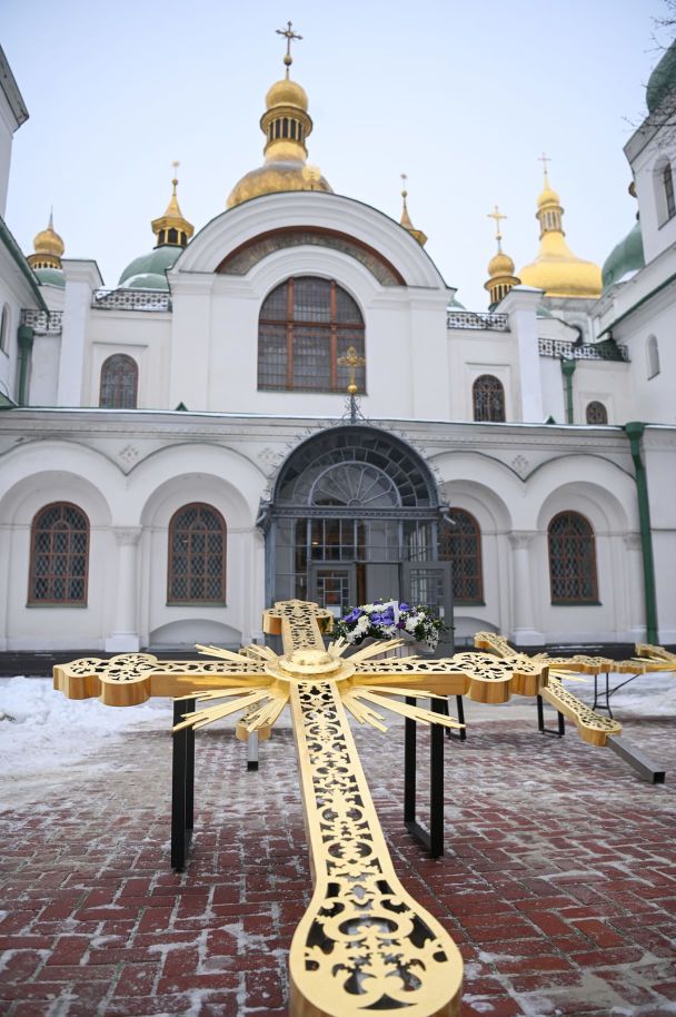Монтаж хрестів на куполи Софійського собору
