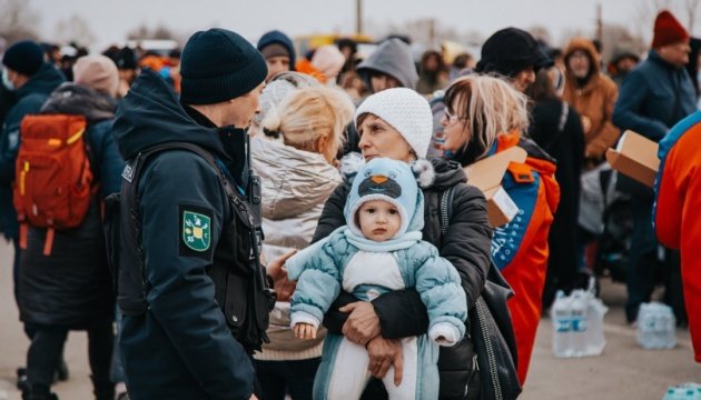 До українських біженців змінюється ставлення в Європі: скорочення допомоги та нові умови