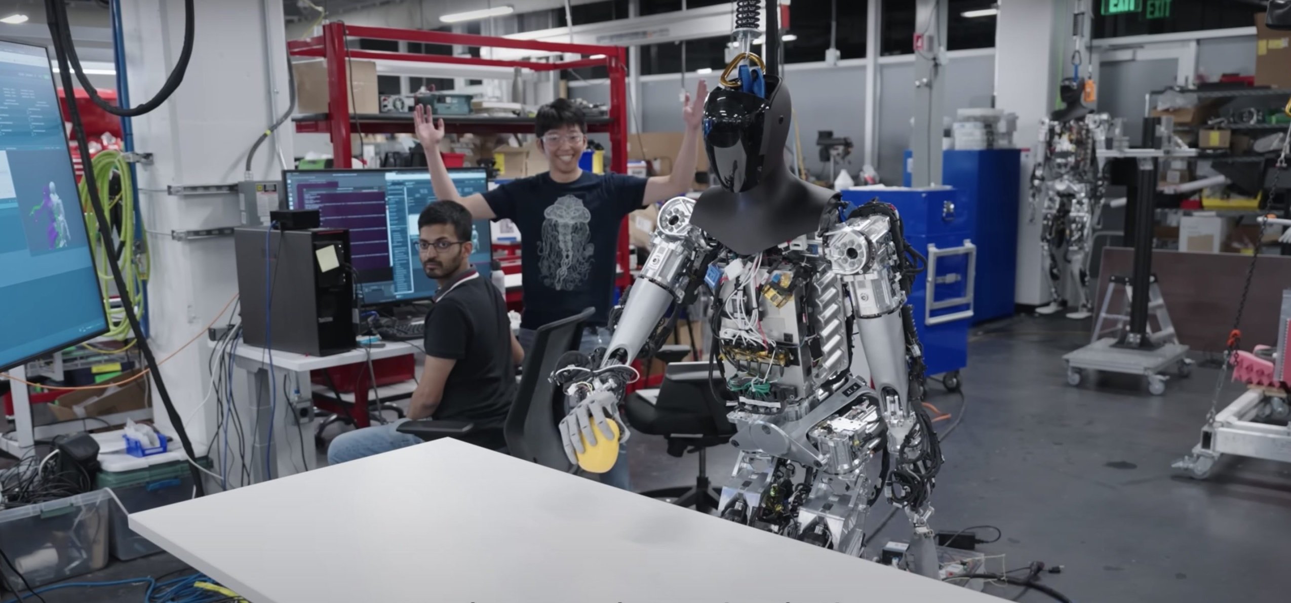 Робот Tesla металевими кігтями атакував інженера заводу: фото