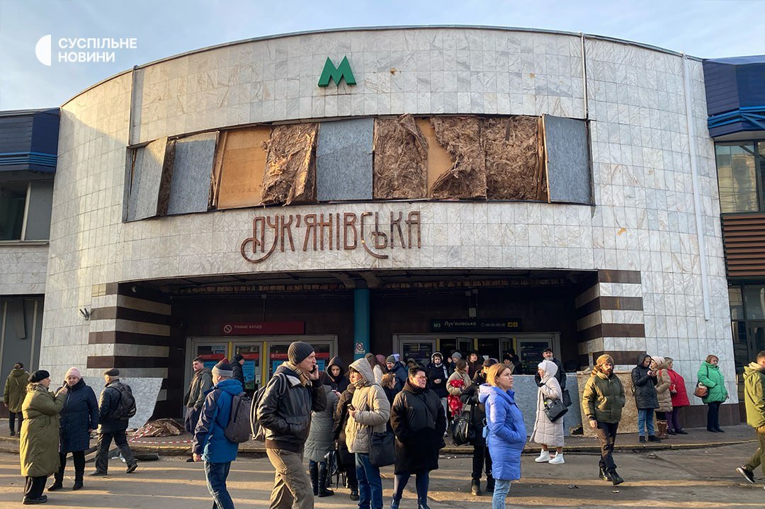 У Києві внаслідок нічних вибухів пошкоджено станцію метро: фото