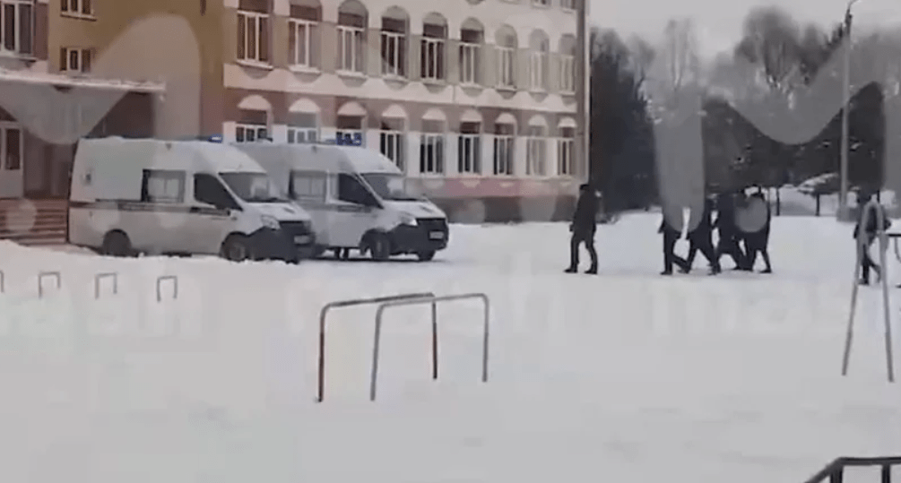 У російському Брянську школярка відкрила стрілянину по учнях (фото, відео)