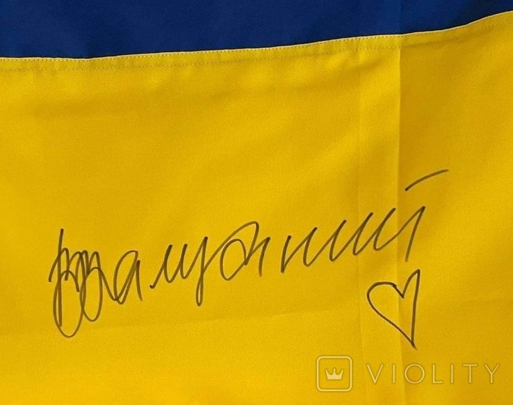 Українець купив прапор з підписом Залужного за 160 тисяч гривень, а потім вимагав повернення грошей
