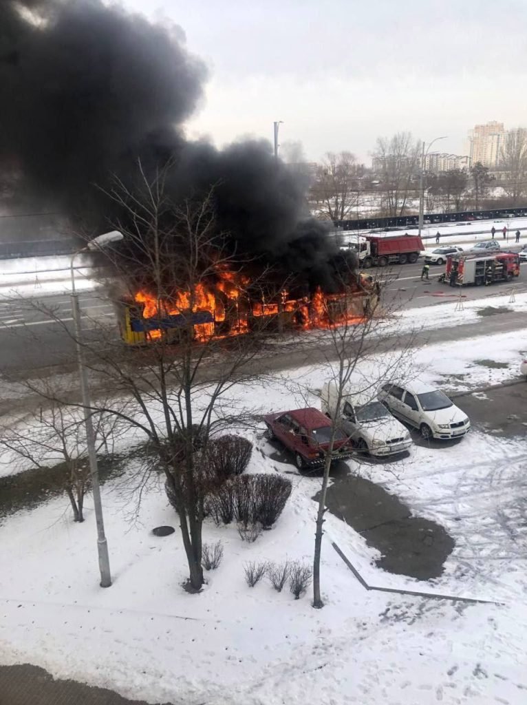 У Києві загорівся тролейбус із пасажирами