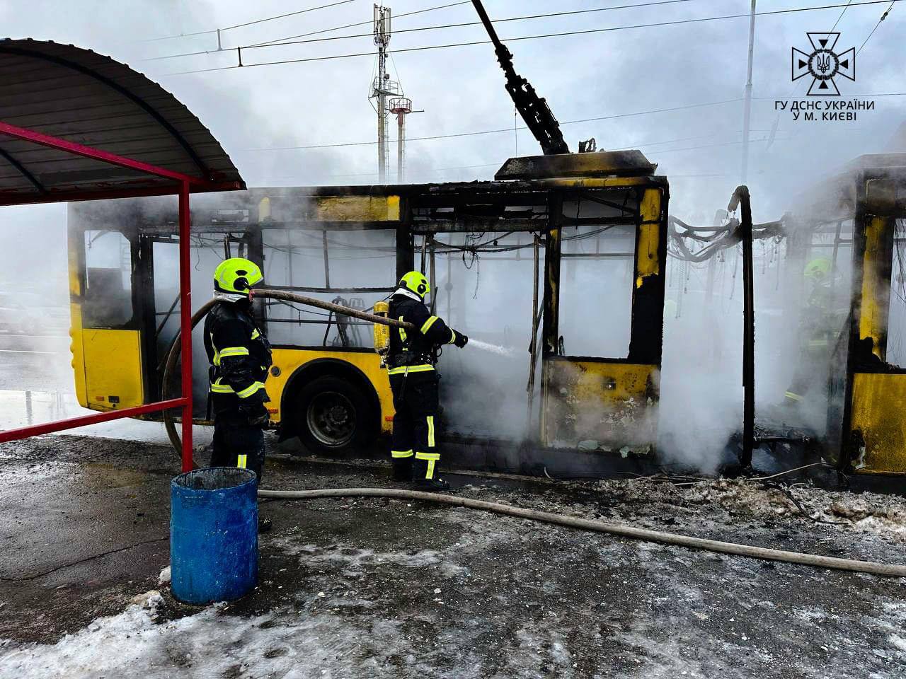 У Києві загорівся тролейбус із пасажирами: фото