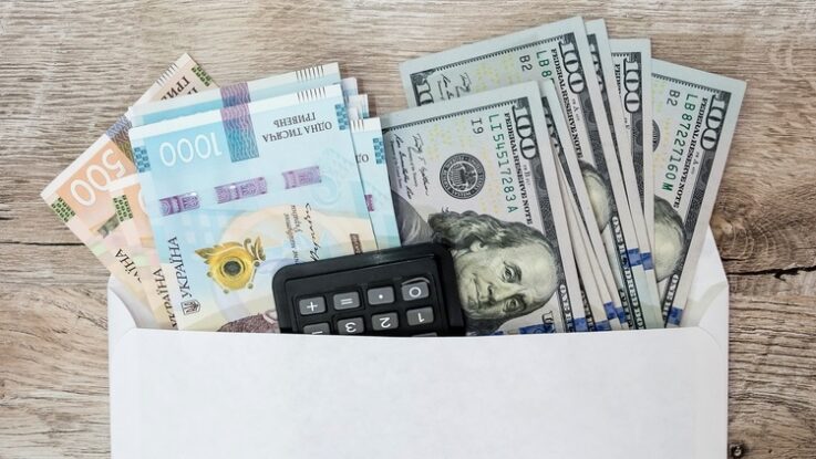 Курс валют в Україні: купувати чи продавати долари 
