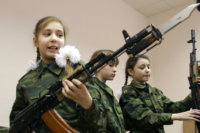 Російських ветеранів війни проти України агітують ставати вчителями
