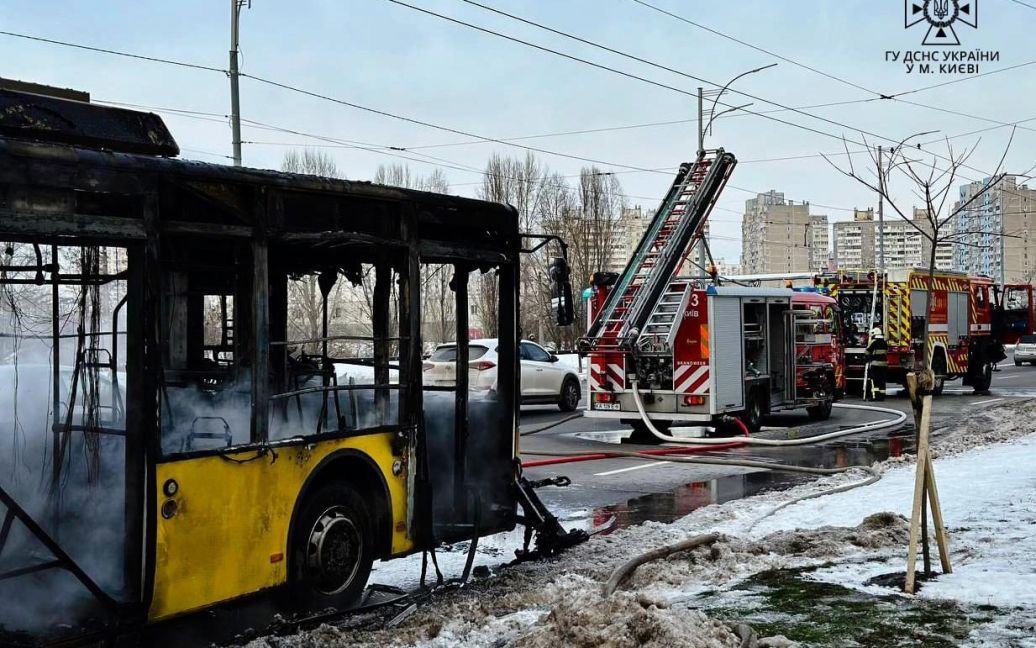 У Києві загорівся тролейбус із пасажирами: фото ➤ Prozoro.net.ua