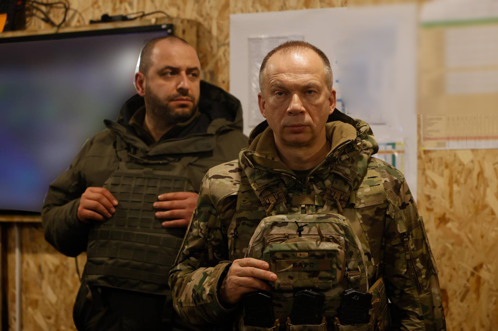 Сирський та Умєров відвідали військових на передовій: відео