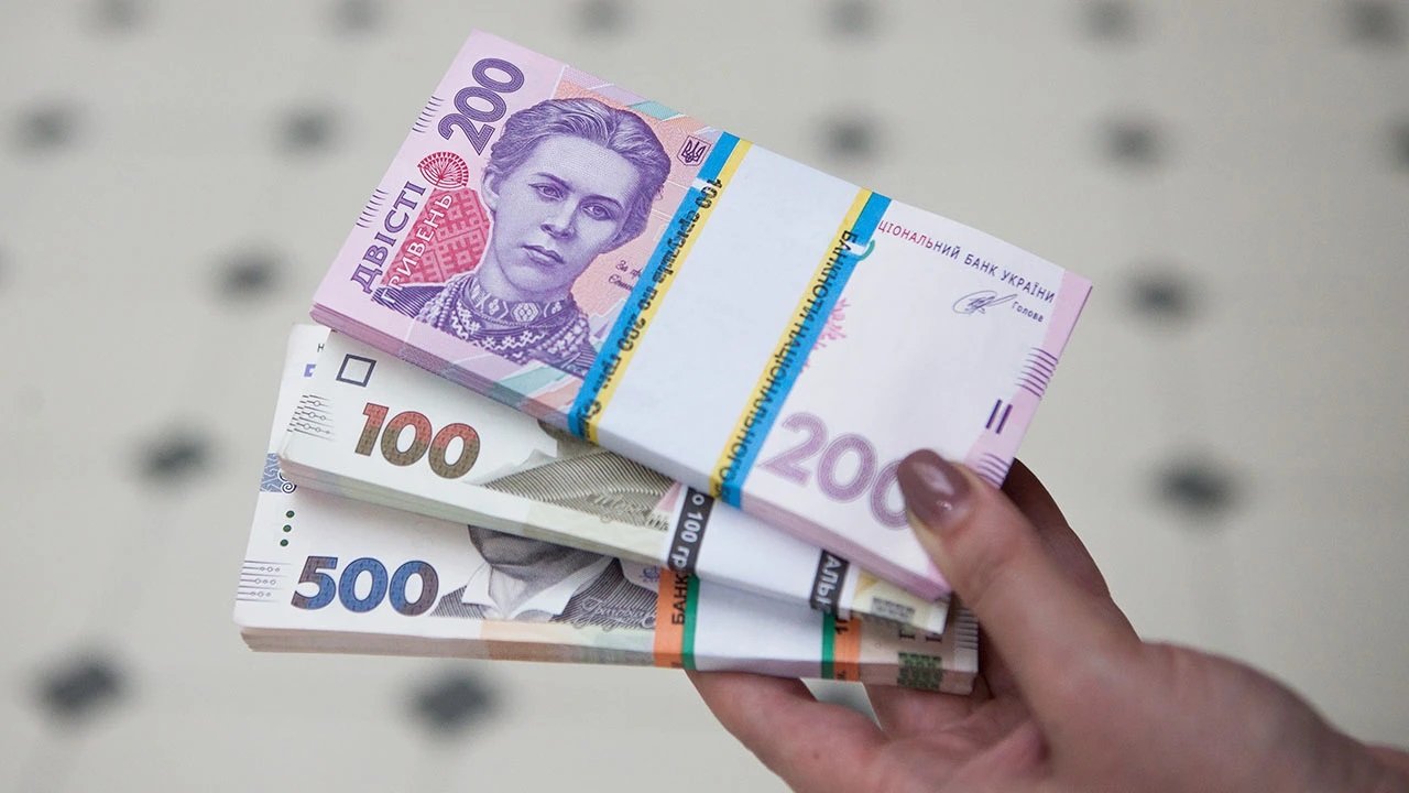 Українці залишаються без грошей через фальшиві гривні та долари 
