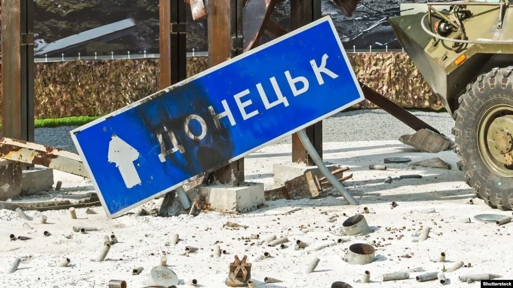 Сміття біля будинків, води немає, сплять у шубах: як живе окупований Донецьк