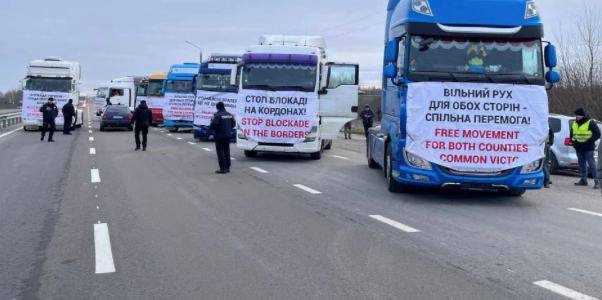 Поляки розкидали цвяхи на дорозі біля КПП на кордоні з Україною: відео