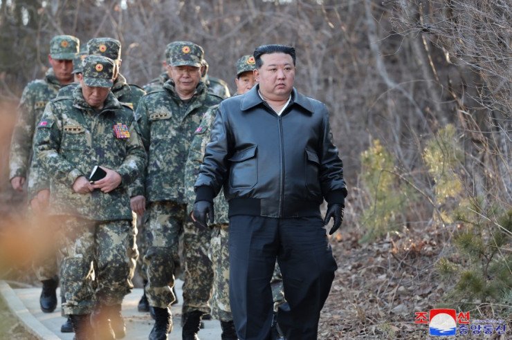 Кім Чен Ин закликав свою армію інтенсивніше готуватися до війни 