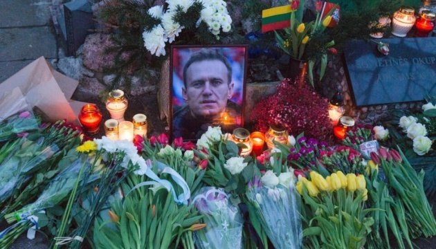 “Це не він”: на похороні Навального побачили дивний момент