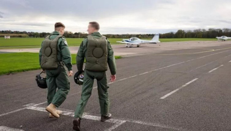 Перші українські пілоти закінчили льотну підготовку у Британії