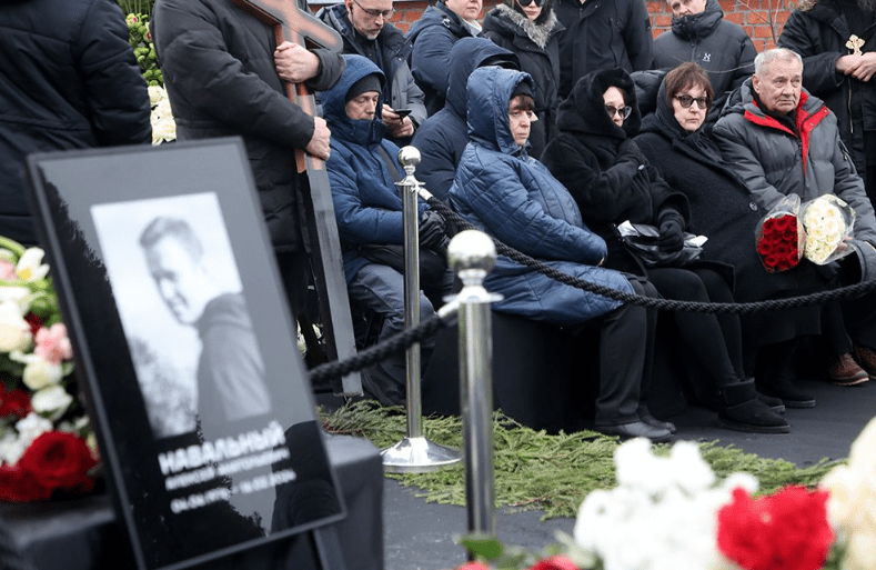 “Це не він”: на похороні Навального побачили дивний момент