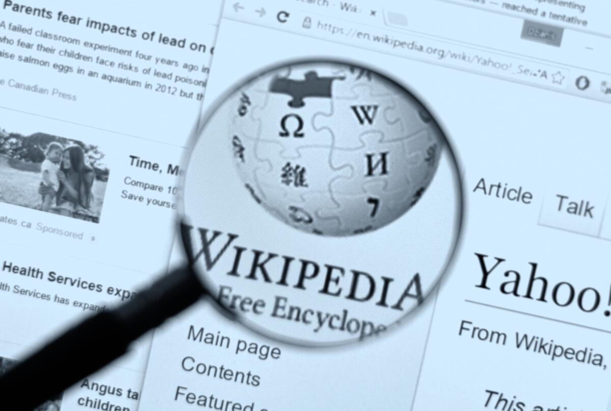 Російська еліта зачищає у Вікіпедії дані про санкції, зв’язки з Кремлем, майно та громадянство РФ 