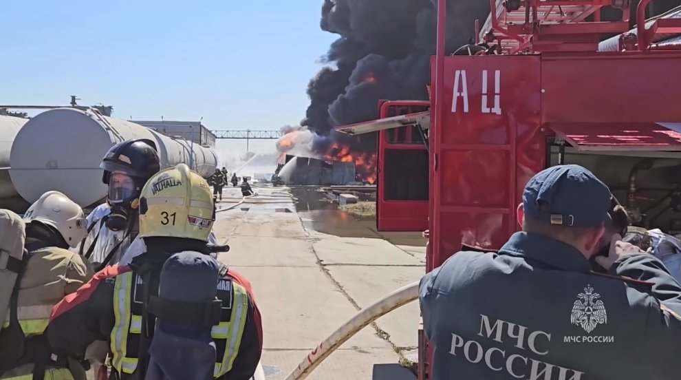 У російському Омську масштабно палає нафтобаза: відео 