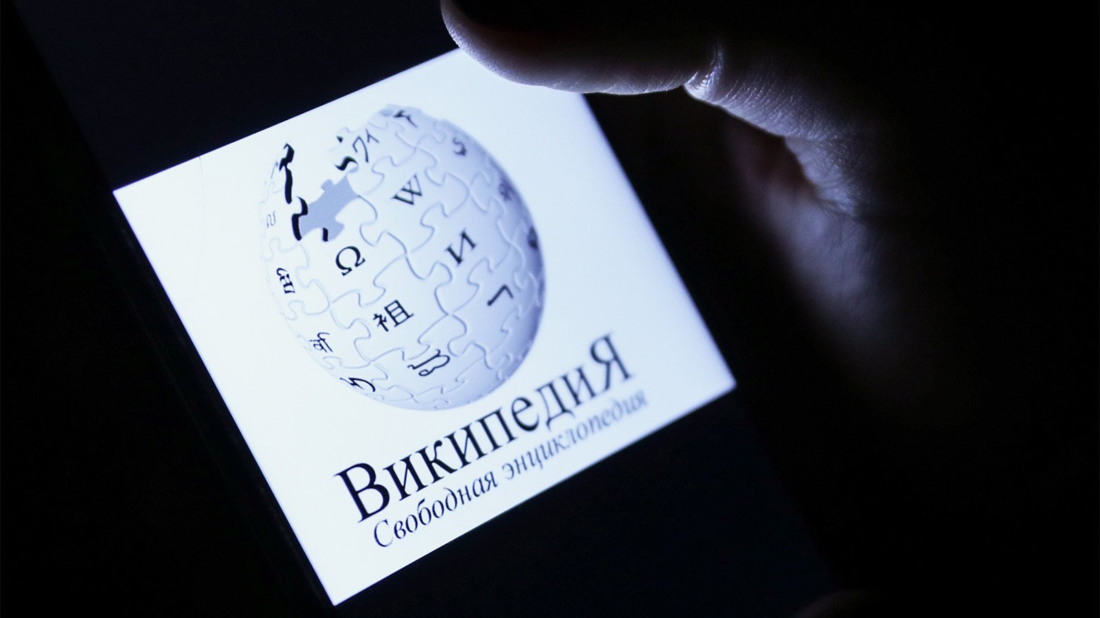 Російська еліта зачищає у Вікіпедії дані про санкції, зв’язки з Кремлем, майно та громадянство РФ 