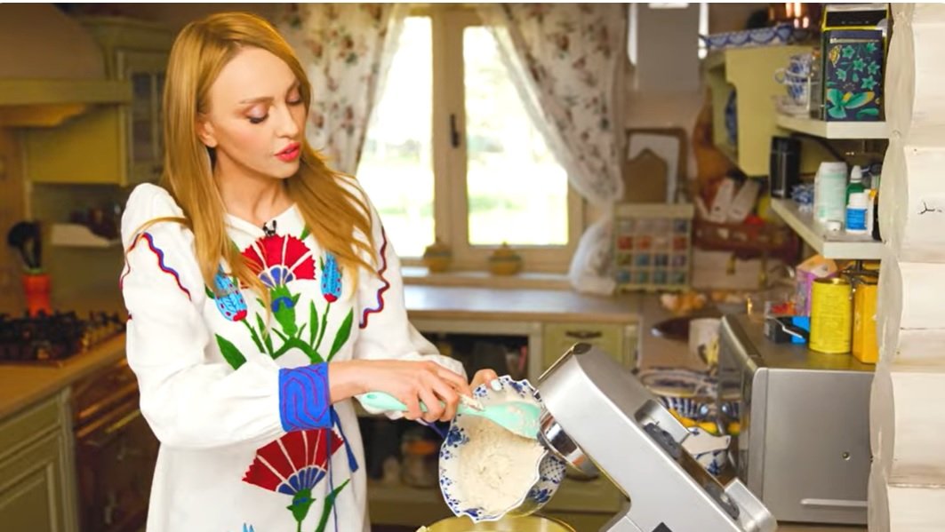 Оля Полякова поділилася рецептом паски: вийде пухка та смачна